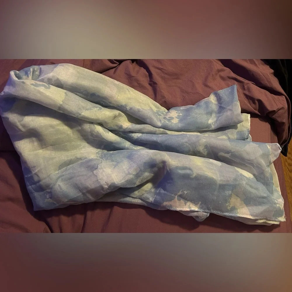 NWT Floral scarf in blue and white - Picture 2 of 6